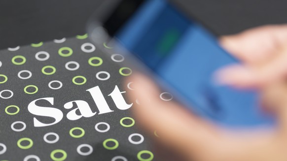 ARCHIVBILD ZUM UMSATZ BEI SALT --- A sales assistant uses a smart phone, in the Salt store in the Niederdorf of Zurich, Switzerland, on May 22, 2015. (KEYSTONE/Gaetan Bally)..Eine Verkaeuferin benutzt ...