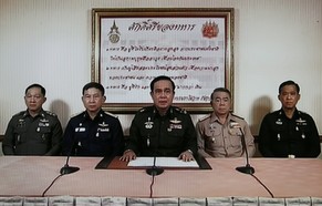 Armeechef Prayuth Chan-ocha (Mitte) bei seiner Rede am 22. Mai 2014, die live im TV übertragen wurde.