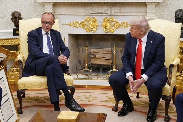 epa12158333 US President Donald Trump (R) and German Chancellor Friedrich Merz meet at the Oval Office of the White House in Washington, DC, USA, 05 June 2025. EPA/CHRIS KLEPONIS / POOL