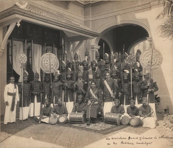 Lascarins-Wache von Padikara Muhandiram Arthur Silva Wijeyasinghe Siriwardena (1889–1947).