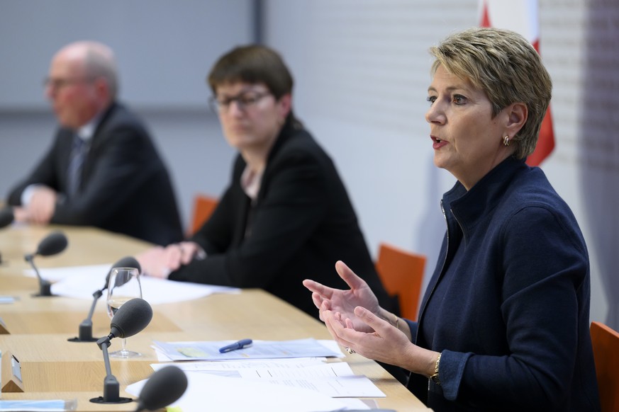 * Bundesraetin Karin Keller-Sutter, rechts, spricht an der Seite von Regierungsrat Fredy Faessler, Praesident der Konferenz der Kantonalen Justiz- und Polizeidirektorinnen und ?direktoren (KKJPD), lin ...