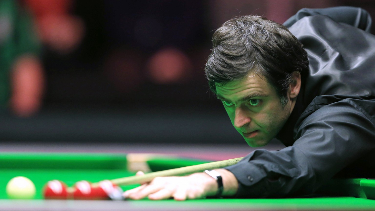 Ronnie O&#039;Sullivan prepares to take a shot during the final of the Masters 2016 snooker tournament between Ronnie O&#039;Sullivan and Barry Hawkins at Alexandra Palace, London, Sunday Jan. 17, 201 ...