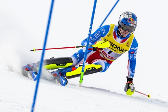 epa11899918 Clement Noel of France in action during the Men&#039;s Slalom at the FIS Alpine Skiing World Championships in Saalbach Hinterglemm, Austria, 16 February 2025. EPA/JEAN-CHRISTOPHE BOTT