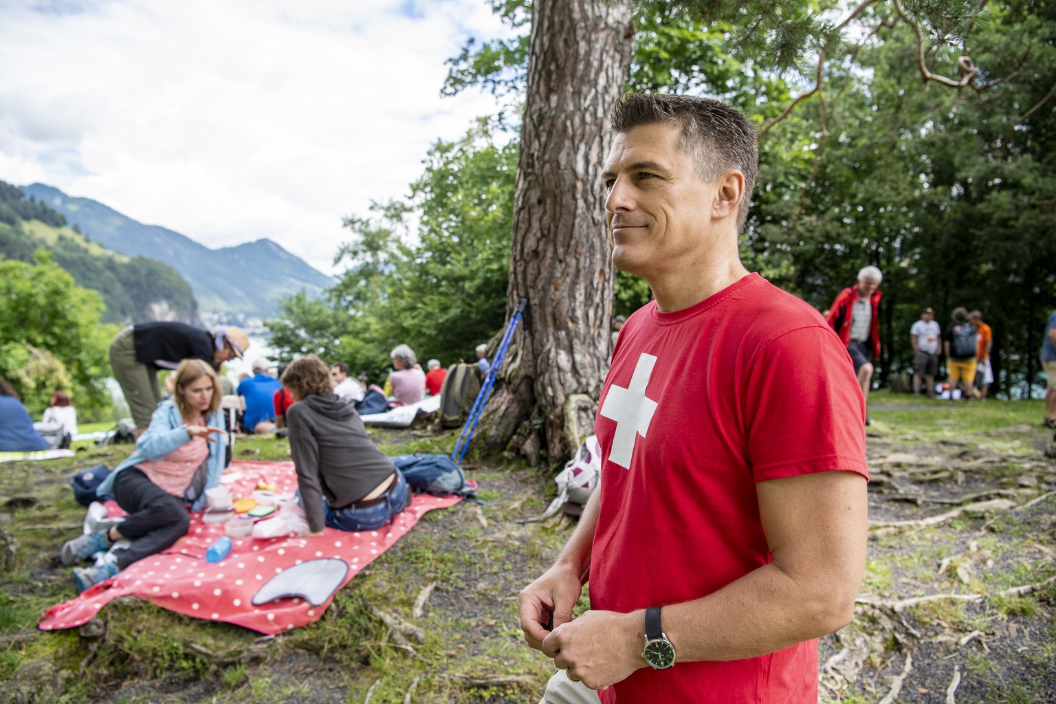 Josef Ender, rechts, vom Aktionsbuendniss der Urkantone und 100 Corona-Massnahmenkritiker versammelten sich nach der erfolgreichen Unterschriftensammlung gegen das Covid-19 Gesetz auf dem Ruetli zum P ...