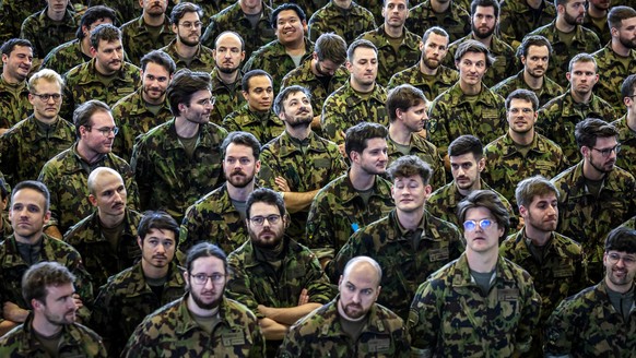 KEYPIX - Armeeangehoerige waehrend der Entlassungszeremonie an einer Entlassungsinspektion in der Kaserne Reppischtal in Birmensdorf, am Mittwoch, 12. November 2025 in Birmensdorf. Vom Montag, 10. bis ...