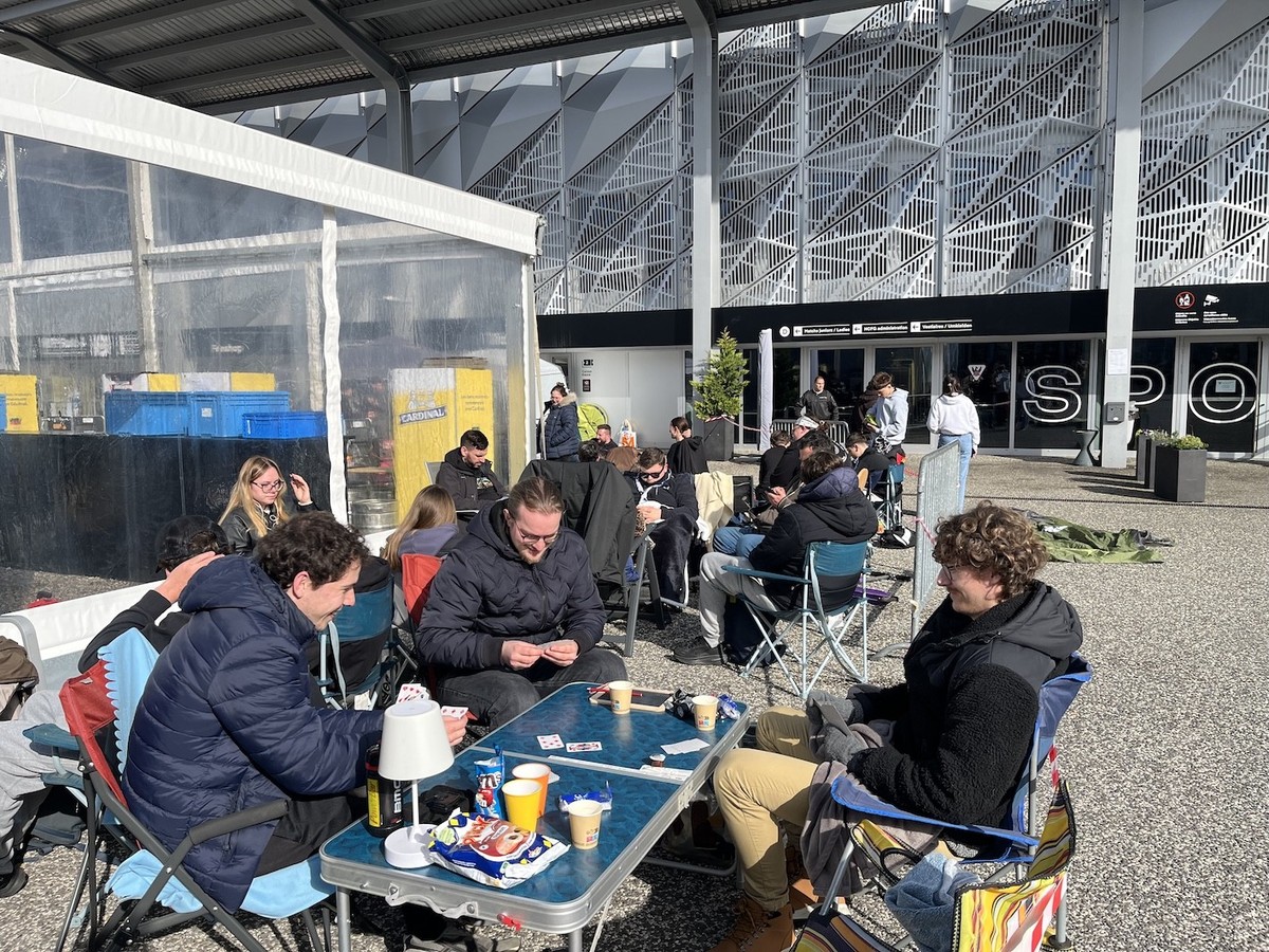 Ces fans de Fribourg-Gottéron vont attendre quatre heures pour avoir des billets. Jeudi 16 avril 2026.