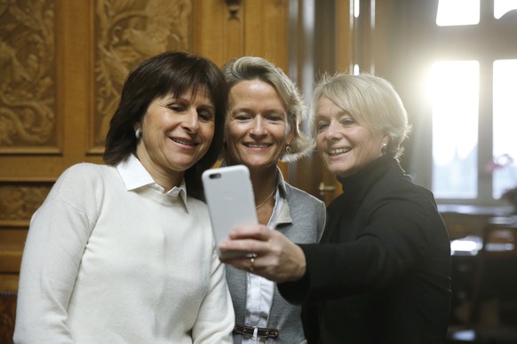 Elisabeth Schneider-Schneiter (CVP-BL), Andrea Gmuer-Schoenenberger (CVP-LU) und Christine Bulliard-Marbach (CVP-FR), von rechts, fotografieren sich am letzten Tag der Wintersession der Eidgenoessisch ...