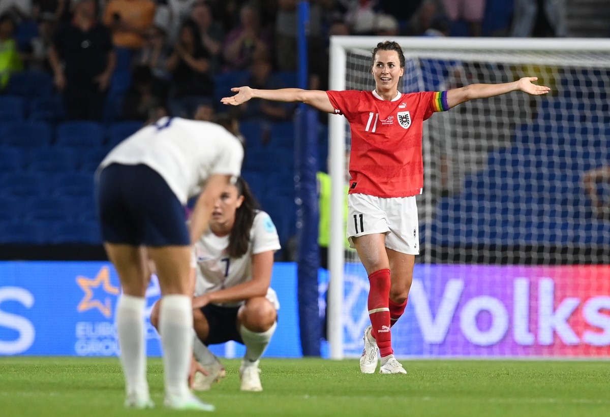 epa10073468 Austria's Viki Schnaderbeck celebrates after the UEFA Women's EURO 2022 group A soccer match between Austria and Norway in Brighton, Britain, 15 July 2022. EPA/Neil Hall