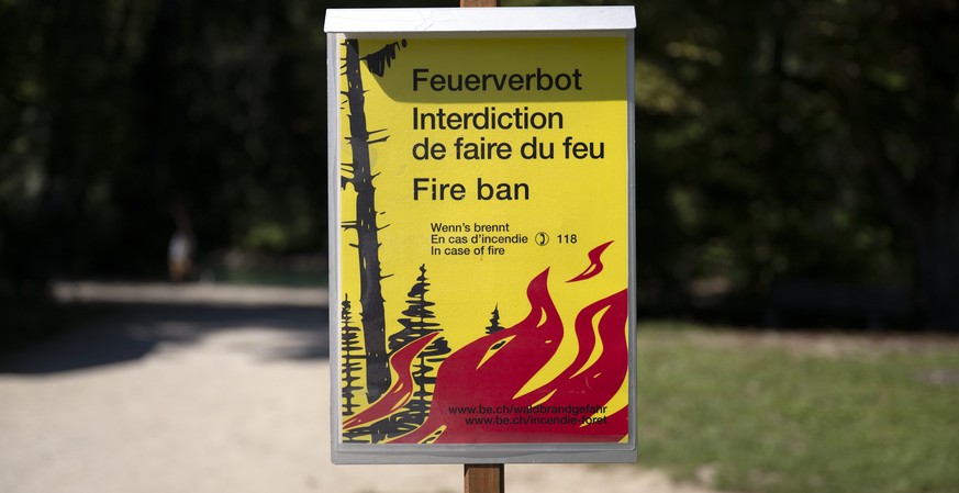 Ein Schild weist darauf hin, dass wegen Waldbrandgefahr kein Feuer entfacht werden darf, in Bern, am Donnerstag, 4. August 2022. (KEYSTONE/Anthony Anex)