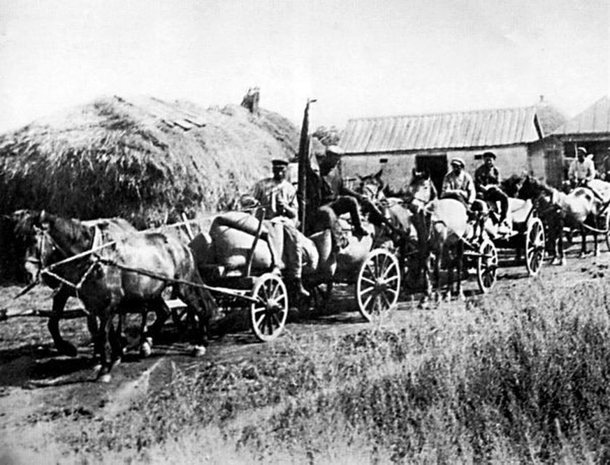 Abtransport der Ernte durch sog. Rote Züge, 1932
https://de.wikipedia.org/wiki/Holodomor#/media/Datei:HolodomorVyizdValky.jpg