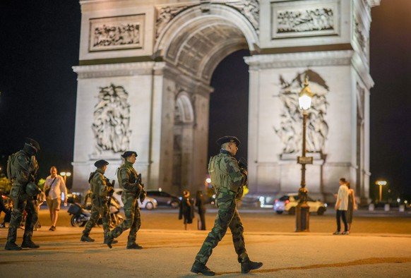 epa10723162 French soldiers, part of the national security plan &#039;Vigipirate&#039;, keep watch as they secure the area near the Arc de Triomphe, in Paris, France, early 03 July 2023. Violence brok ...