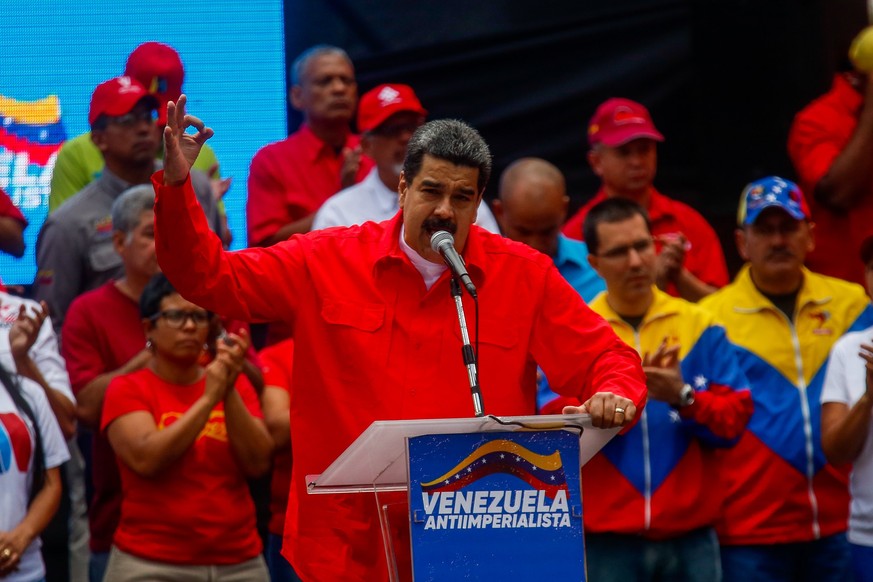 epa06669975 Venezuelan President Nicolás Maduro (C) speaks at a political event in Caracas, Venezuela, on 14 April 2018. Maduro called for peace and respect for Syria after condemning the attack by th ...