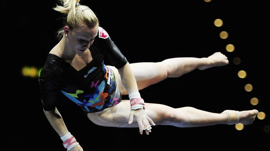 Der Schweizerin Ariella Kaeslin am Stufenbarren, beim Kunstturn-Wettbewerb &quot;Swiss Cup&quot; im Zuercher Hallenstadion am Sonntag, 31. Oktober 2010. (KEYSTONE/Steffen Schmidt)