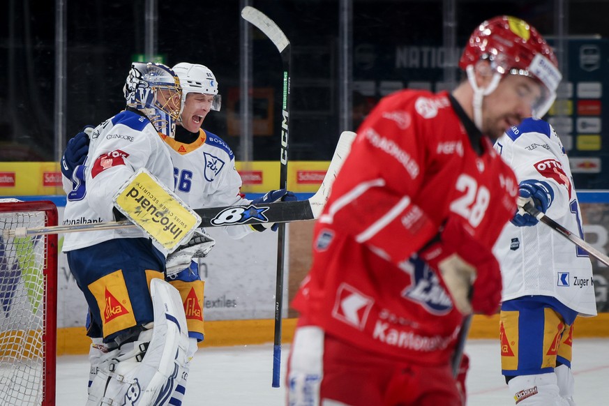 David Sklenicka (EVZ) und Torhueter Leonardo Genoni (EVZ), links, jubeln nach Spielschluss waehrend dem Rueckspiel der Play Ins der National League zwischen den SC Rapperswil Jona Lakers und dem EV Zu ...