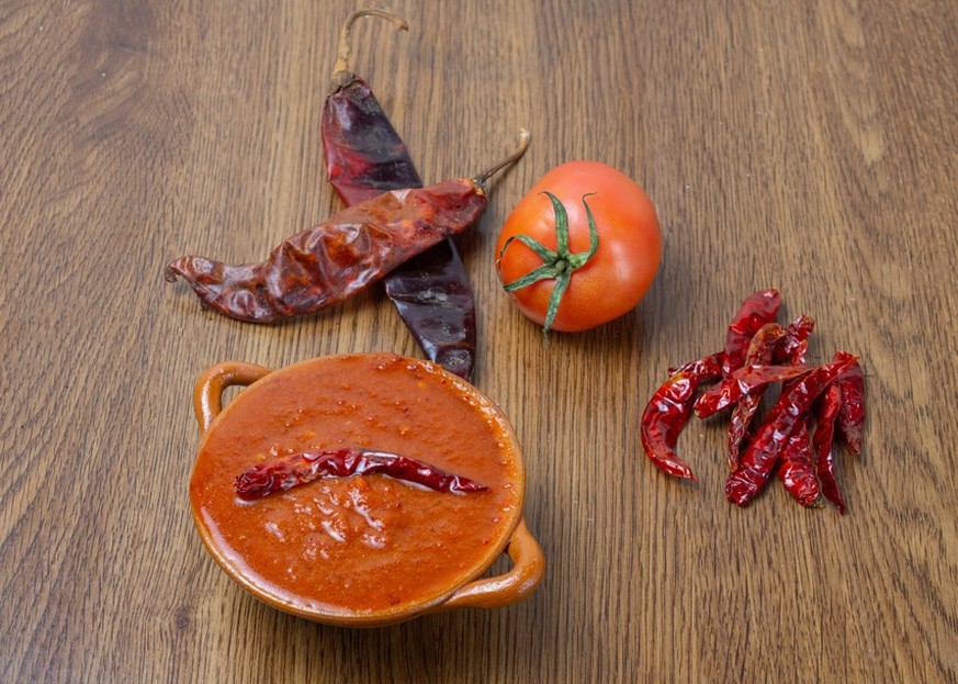 salsa de chile de arbol mexiko chili scharf essen food dip tortilla chips snack
