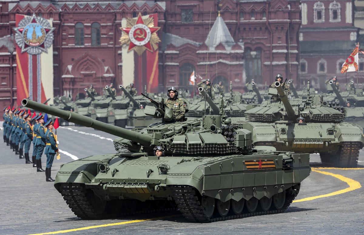 epa12085816 Russian T-90 tanks take part in the Victory Day military parade, marking the 80th anniversary of Victory in the Great Patriotic War, on the Red Square in Moscow, Russia, 09 May 2025. EPA/M ...