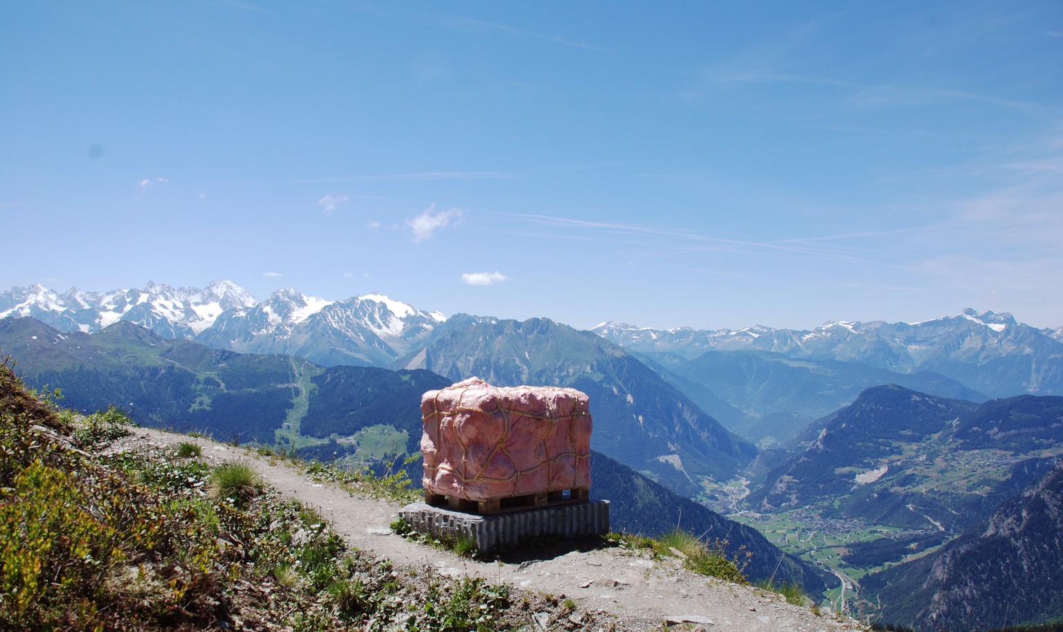 «Perishable Goods»: Andrea Haslers «komprimiertes Luxustouristen-Paket» inmitten der Walliser Berglandschaft.&nbsp;