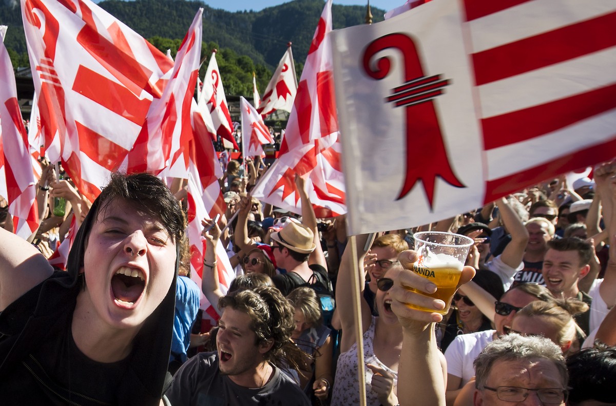 BILD DER WOCHE NATIONAL - Les militants pro-jurassiens fete la victoire du "Oui" sur la place de la gare ce dimanche 18 juin 2017 a Moutier. Le 18 juin, les citoyens de Moutier doivent chois ...