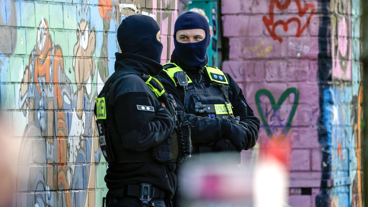 Search for ex-RAF terrorists continues: police search another apartment in Berlin Iran has executed person after sabotage allegations