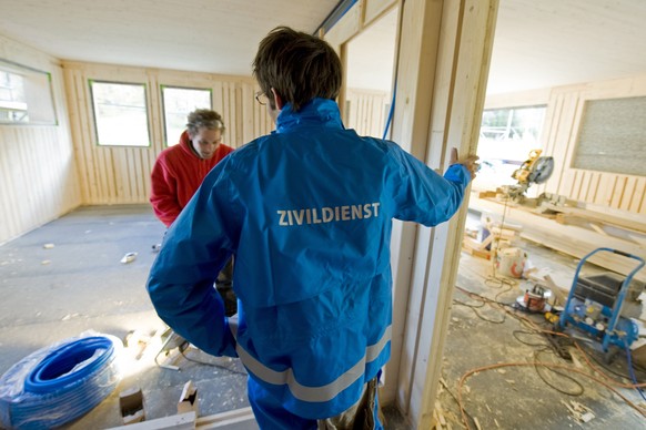 ARCHIV - Ein Zivildienstleistender arbeitet am Neubau eines Bauernhofes, aufgenommen am 4. November 2009 in Wolfenschiessen im Kanton Nidwalden. - Die Sicherheitspolitische Kommission des Nationalrate ...