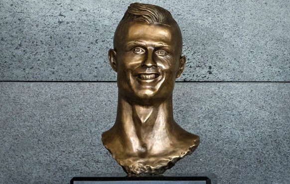 epaselect epa05877450 The bust of Portuguese soccer player Cristiano Ronaldo pictured during a naming event at Madeira's airport in Santa Cruz, Madeira island, Portugal, 29 March 2017. The Madeir ...