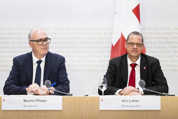 Urs Loher, Ruestungschef, rechts, spricht neben Bundesrat Martin Pfister, links, an einer Medienkonferenz ueber das Entlastungspaket 27 und Budget 2026, am Mittwoch, 25. Juni 2025, im Medienzentrum Bu ...