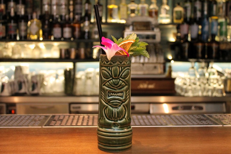 zombie cocktail tiki rum trinken palm springs don the beachcomber bootlegger tiki trinken drinks alkohol 1950s