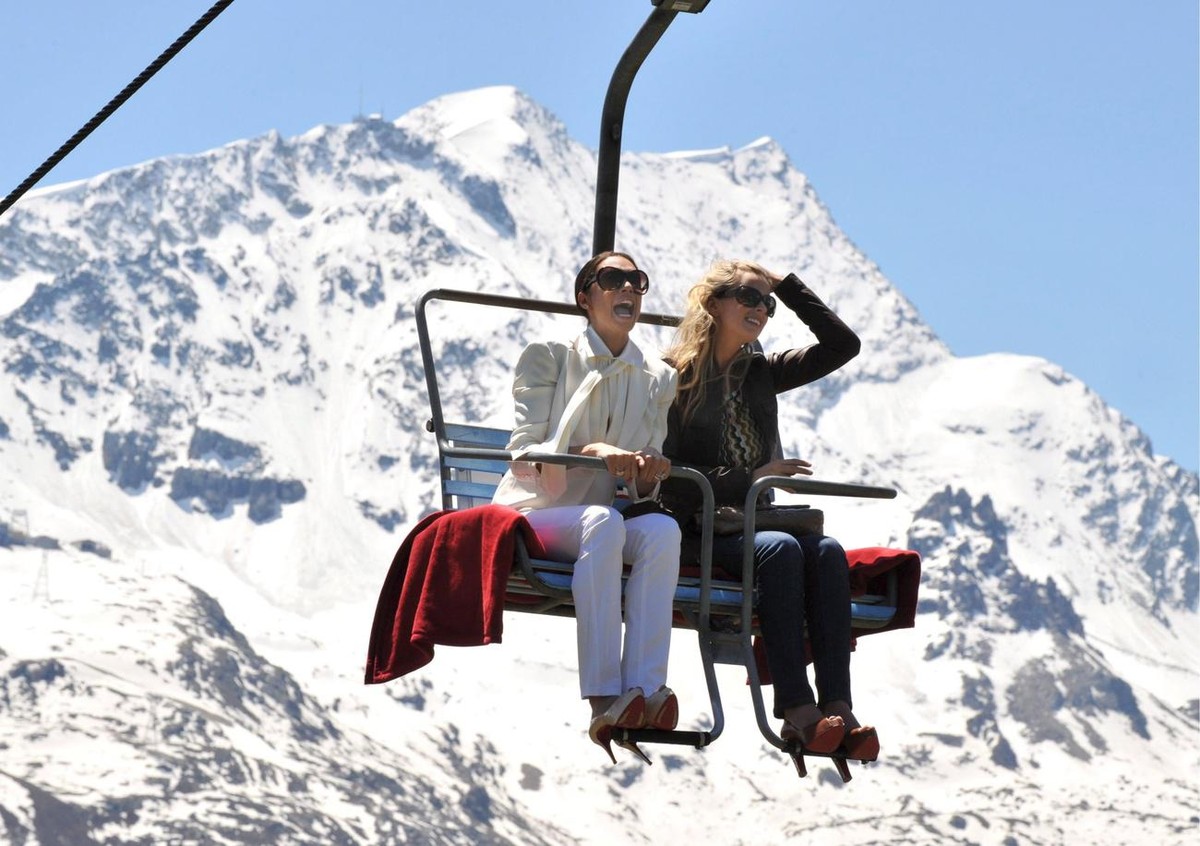 epa01760127 Sharlely 'Lilly' Becker (L) and an unidentified woman on the way to Alpine hut 'El Paradiso' in St. Moritz, Switzerland, 13 June 2009. The restaurant hosts the closing  ...