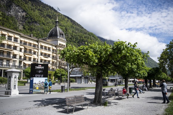 Nur wenige Personen flanieren auf dem Hoeheweg mit dem Grand Hotel Victoria, am Sonntag, 3. Mai 2020, in Interlaken. Bedingt durch die Weltweite Coronavirus Pandemie wird in der Schweiz ein deutlicher ...