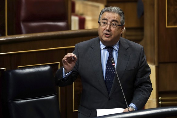 epa06214913 Spanish Interior Minister, Juan Ignacio Zoido, gives a speech during the question time at the Spanish Lower House in Madrid, Spain, 20 September 2017. The session has been focused on the C ...