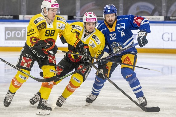 Lukas Bengtsson, rechts, von Zug im Spiel gegen Marco Lehmann, mitte, und Benjamin Baumgartner, links, von Bern beim Eishockey Playoff 1/4 Final Spiel 3 der National League zwischen dem EV Zug und dem ...