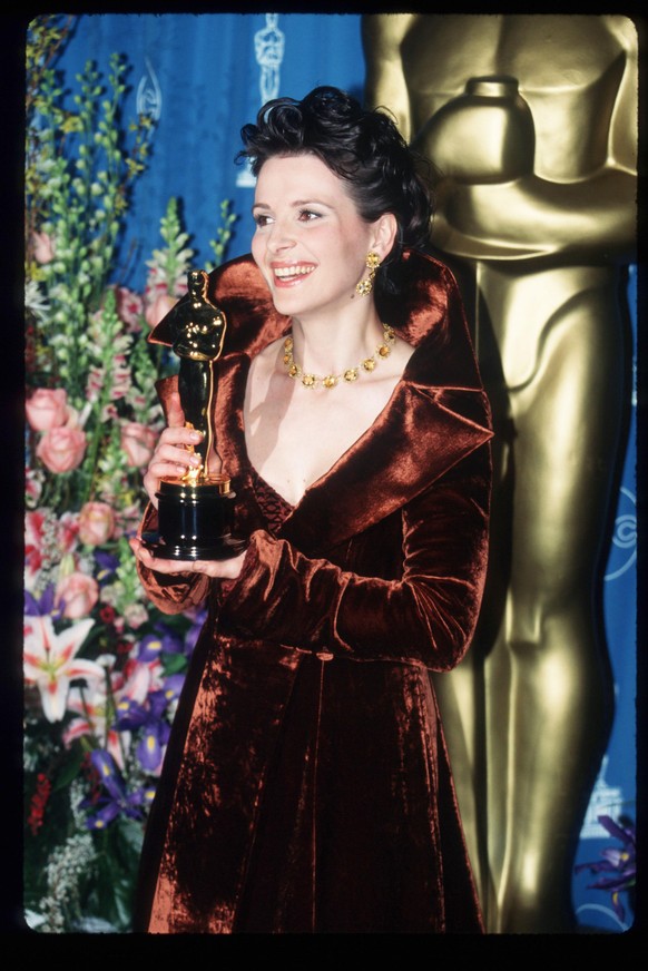 297633 69: Juliette Binoche holds her award at the 69th Annual Academy Awards ceremony March 24, 1997 in Los Angeles, CA. (Photo by Russell Einhorn/Liaison)