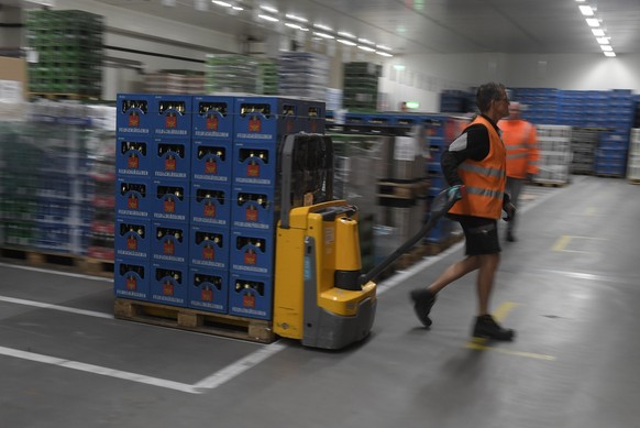 In der Nacht wird das Bier von Feldschloesschen Event- und Getraenkelogistikern im Kuehllager geruestet und in die Lastwagen geladen. Bevor das Eidgenoessische Schwing- und Aelplerfest in Zug am 24. A ...