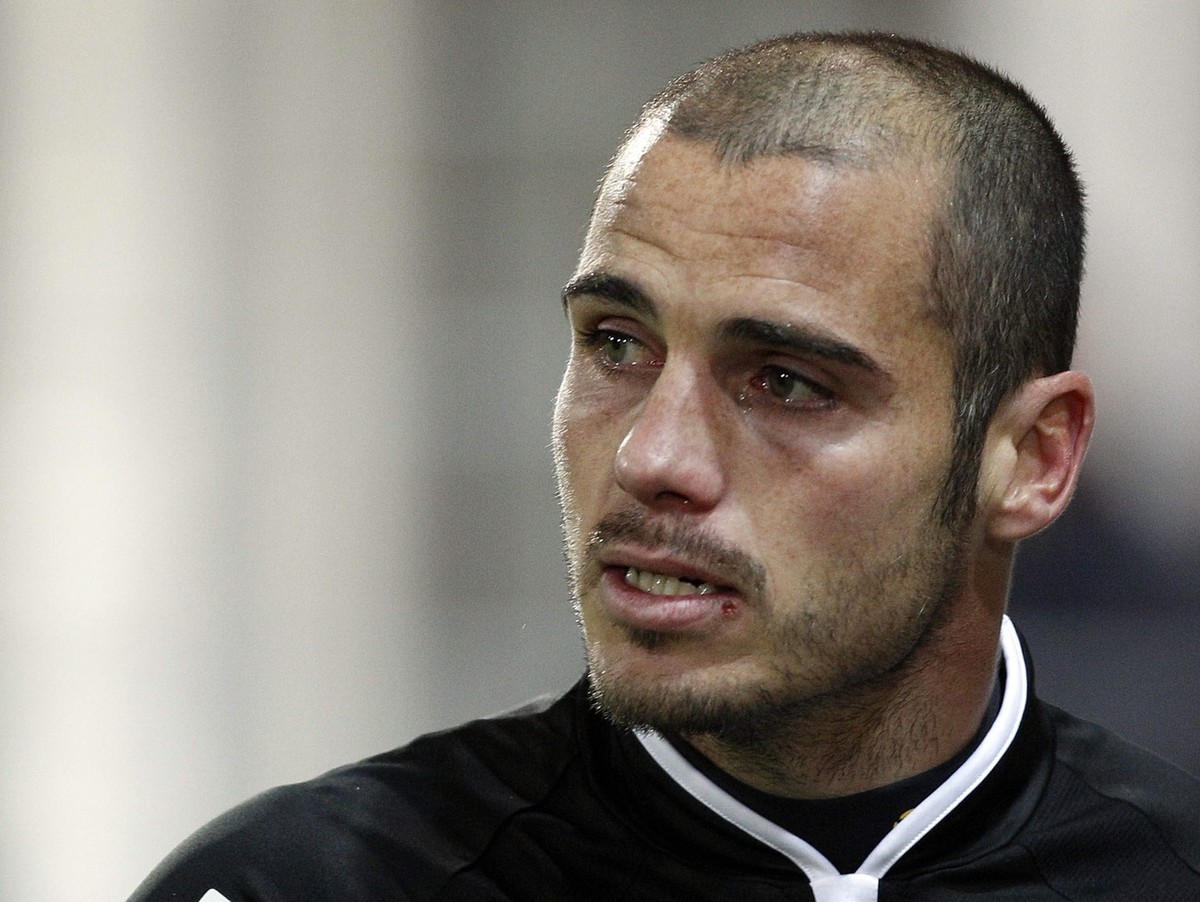 Aarau's weinender Torhueter Ivan Benito auf dem Weg in die Garderobe nachdem er sich von den Fans verabschiedet hat nach der 1-4 Niederlage und im Axpo Super League Fussball Spiel zwischen dem FC ...
