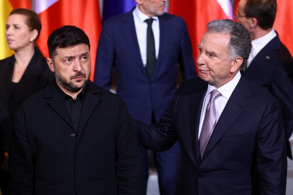 Ukraine's President Volodymyr Zelenskyy and U.S. Special Envoy Steve Witkoff gather for a family photo at the Chancellery in Berlin, Monday, Dec. 15, 2025. (Lisi Niesner/Pool Photo via AP)
German ...