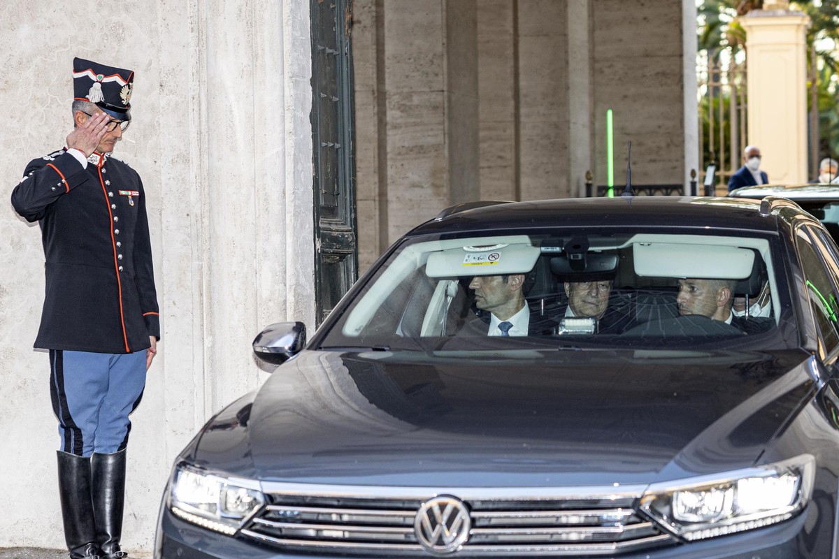 epa10071358 Italian Prime Minister Mario Draghi (C) leaves the Quirinal Palace after talks with Italy's President Sergio Mattarella in Rome, Italy, 14 July 2022. Mattarella has not accepted Dragh ...