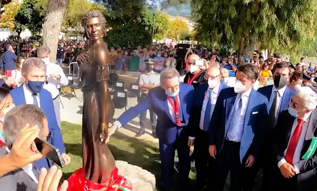La statue, entourée de présence exclusivement masculine, a provoqué un tollé en Italie.