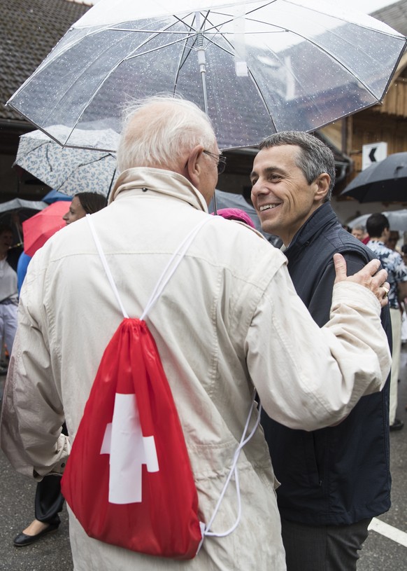 Bundesrat Ignazio Cassis beim Treffen mit der Bevoelkerung von Val-de-Charmey, waehrend der Bundesratsreise am Donnerstag, 5. Juli 2018 in Charmey im Kanton Fribourg. (KEYSTONE/Peter Klaunzer)