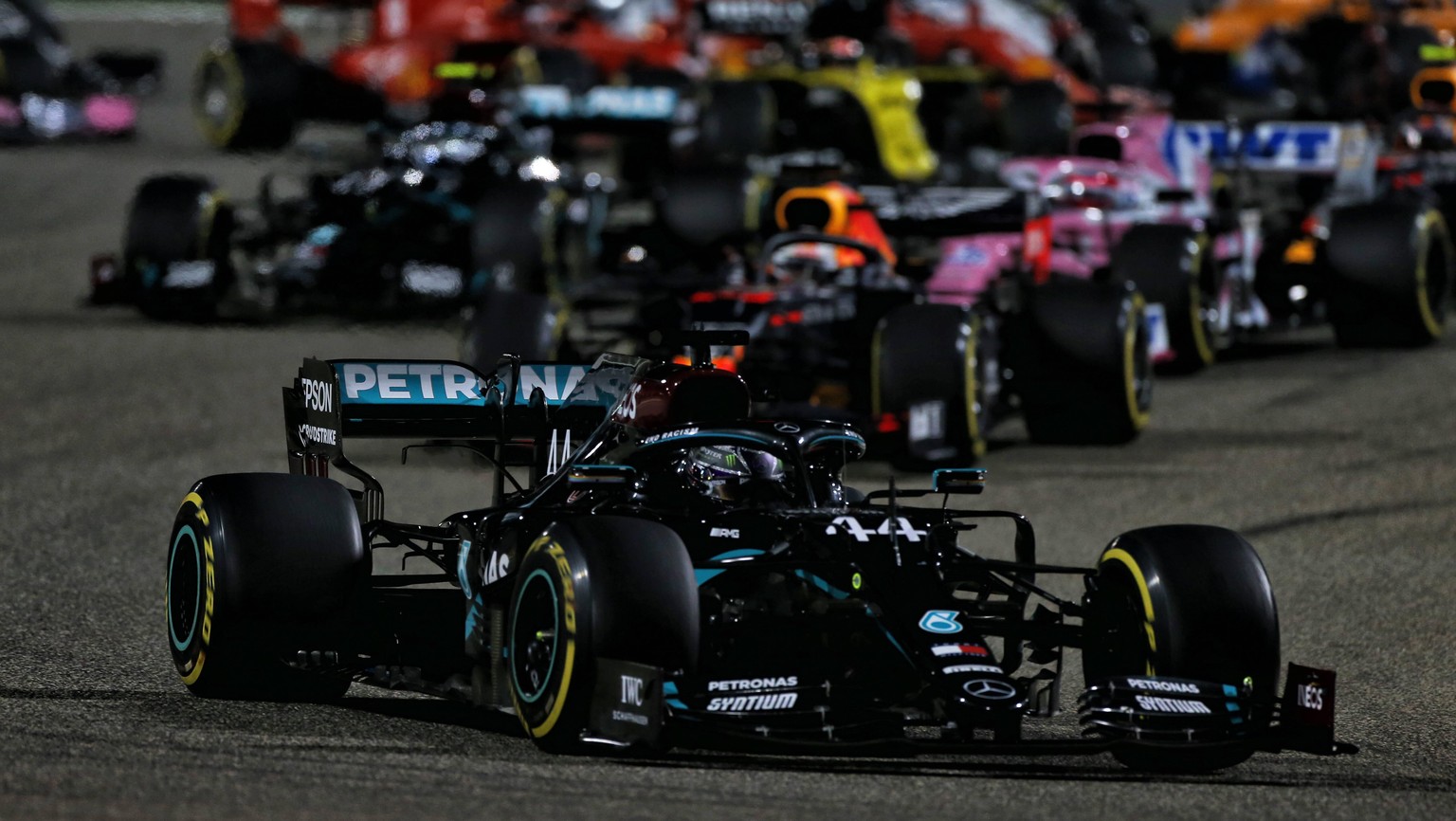 Lewis Hamilton (44) nach dem Start in Bahrain 2020 vor der Konkurrenz.