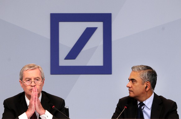 Die Vorstandsvorsitzenden der Deutschen Bank, Jürgen Fitschen (L) und Anshu Jain (R), wurden abgesetzt.