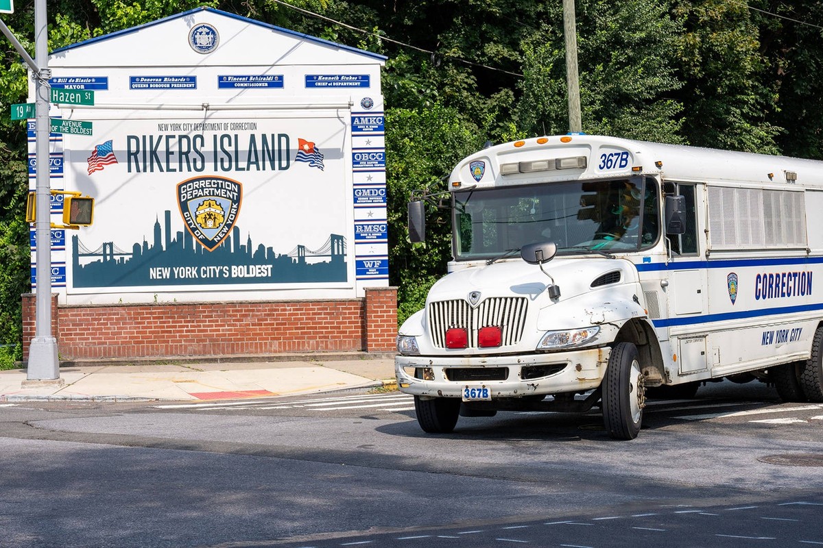 Un fourgon pénitentiaire devant l'entrée de la prison de Rikers Island, dans l'Etat de New York.