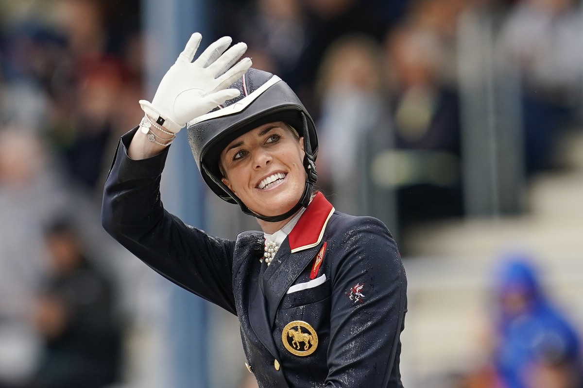 01.07.2023, Nordrhein-Westfalen, Aachen: Pferdesport, Dressur: CHIO, Grand Prix Special (2. Wertungspr�fung Nationenpreis). Charlotte Dujardin aus Gro�britannien auf dem Pferd �Imhotep� winkt. Foto: U ...