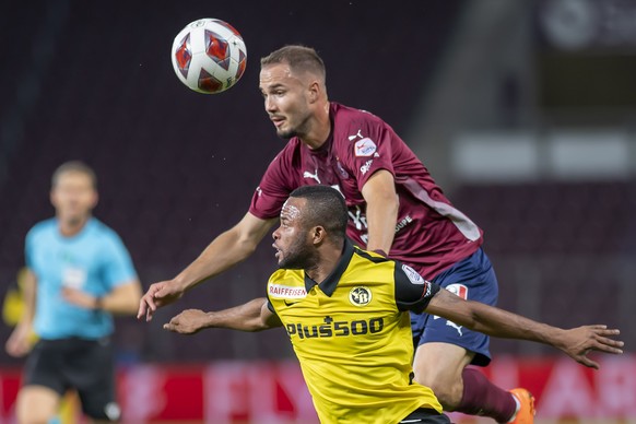 Le joueur du club bernois, Meschack Elia, droite, lutte pour le ballon avec le joueur du club Genevois, Steve Rouiller, gauche, lors de la rencontre de football de Super League entre le Geneve Servett ...