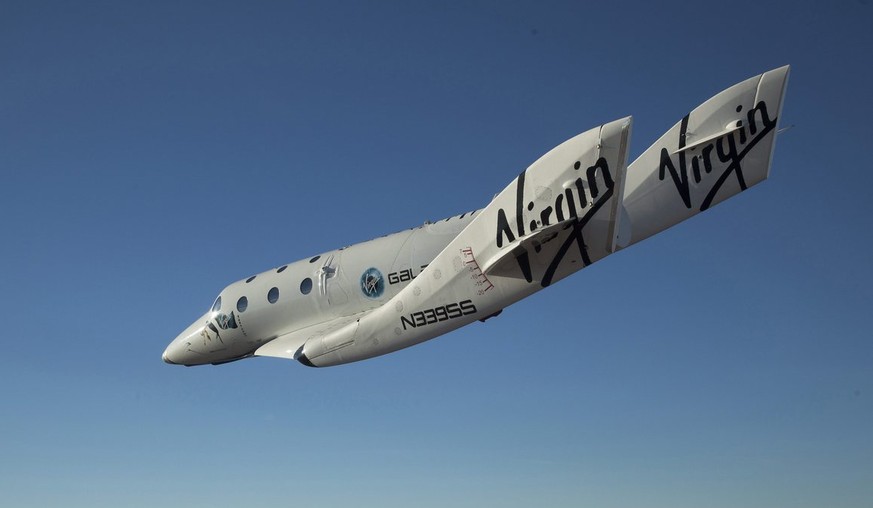epa02388006 A Handout photo obtained on 11 Octobert 2010 from Virgin Galactic shows SpaceShip2 (VSS Enterprise) as it glides toward Earth on its first test flight after release from the mothership, &# ...