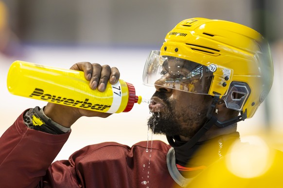 Geneve-Servette&#039;s defender Dave Sutter drinks, during the first training session of the Geneve-Servette HC team ahead the new regular season of the National League, at the ice stadium Les Vernets ...