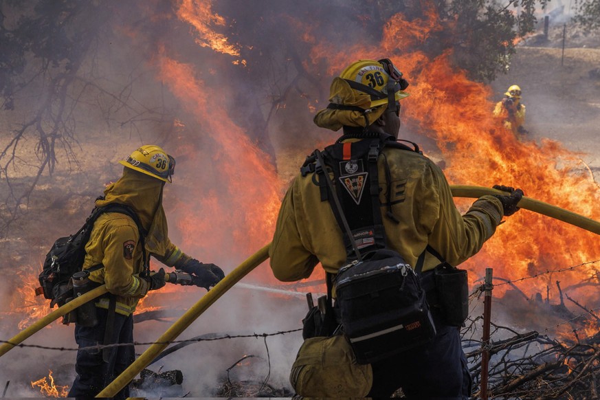 epaselect epa10088928 Firefighters battle the Oak Fire in Midpines, California, USA, 23 July 2022. The fire began on the edge of Yosemite National Park in the afternoon of 22 July, and rapidly expande ...