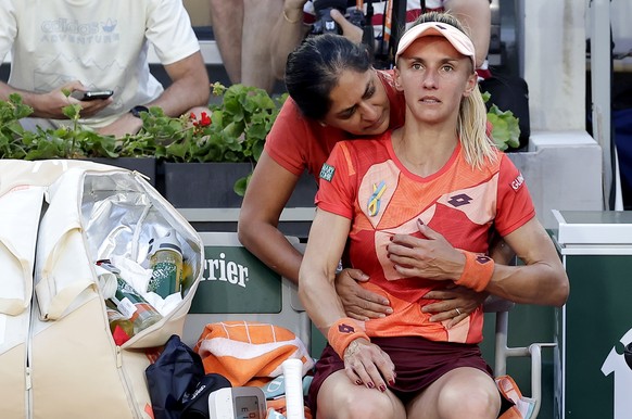 epa10674964 Lesia Tsurenko of Ukraine receives treatment in her Women&#039;s Singles 4th round match against Iga Swiatek of Poland during the French Open Grand Slam tennis tournament at Roland Garros  ...