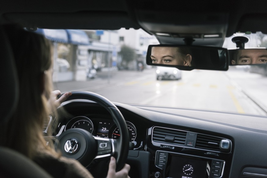 ARCHIVBILD ZU AKTUELLEN STATISTIKEN UEBER GESCHLECHTERDIFFERENZEN AM STEUER, AM SAMSTAG, 30. DEZEMBER 2017 - A driving instructor and a student driver pictured during a driving lesson in Waedenswil, C ...