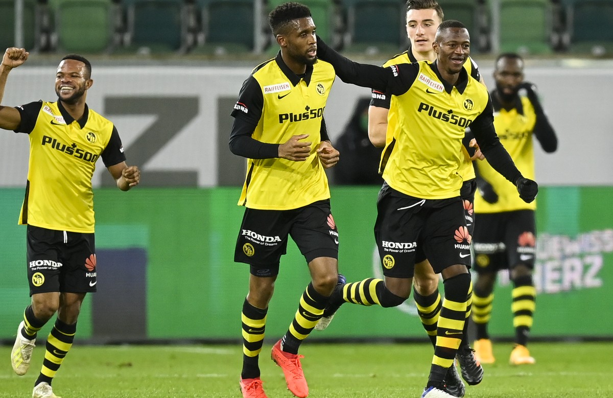 YB bejubelt das 0-2 durch YBs Jordsan Sibatcheu. Mitte, im Fussball Super League Spiel zwischen dem FC St. Gallen und den BSC Young Boys, am Dienstag, 22. Dezember 2020, im Kybunpark in St. Gallen. (K ...