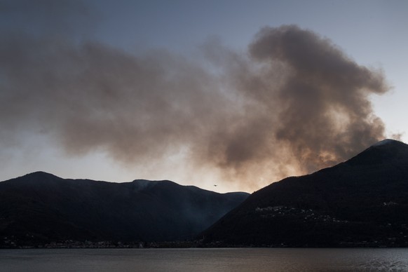 Blick vom Dorf Vira Gambarogno auf das ausgedehnte Feuer im Cannobina-Tal oberhalb des Dorfes Cannobbio in Italien an der Grenze zur Schweiz, am Mittwoch, 7. April 2021. Nach dem Brand vom Dienstag im ...